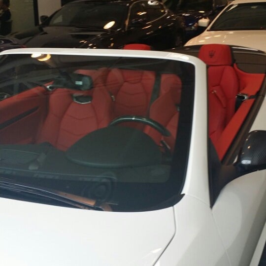 Foto diambil di McLaren Auto Gallery Beverly Hills oleh William B. pada 4/25/2014
