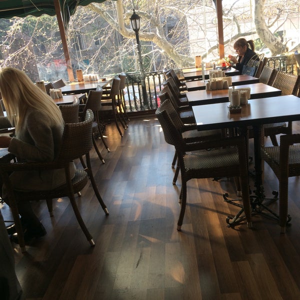Das Foto wurde bei İncir Ağacı Cafe &amp; Restaurant von 🔜Mehmet🔙 am 4/1/2016 aufgenommen