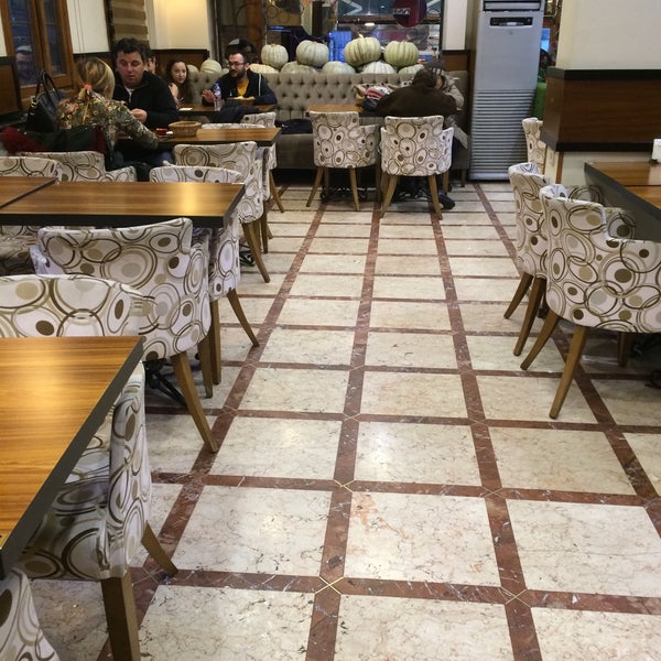 Das Foto wurde bei İncir Ağacı Cafe &amp; Restaurant von 🔜Mehmet🔙 am 12/25/2015 aufgenommen
