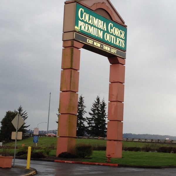 Foto tirada no(a) Columbia Gorge Outlets por Milton C. em 4/1/2014