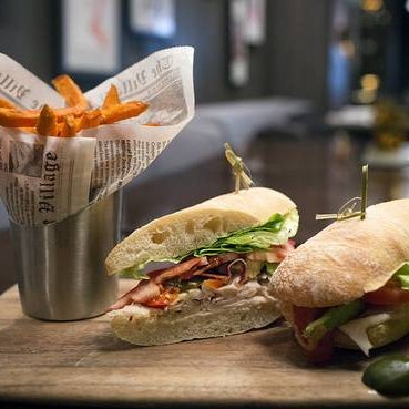 A go-to is the classic turkey club, updated with sliced, spicy peppers and avocado, served with an option of sweet-potato fries. Appealing appetizers include jumbo shrimp cocktail and fried calamari.