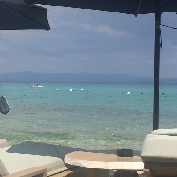 Foto scattata a Villas • Seaside Lounge &amp; Restaurant da Kostas M. il 8/28/2016