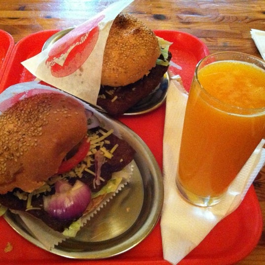7/13/2012 tarihinde Vanessa M.ziyaretçi tarafından Yellow Sunshine Burger'de çekilen fotoğraf