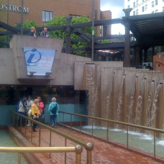 4/30/2012 tarihinde Ronald E.ziyaretçi tarafından Travel Portland Visitor Center'de çekilen fotoğraf