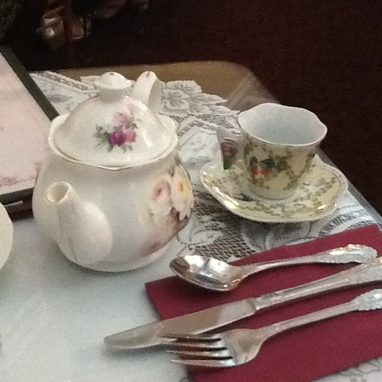 Das Foto wurde bei Miss Molly&#39;s Tea Room von Dennis P. am 7/28/2012 aufgenommen