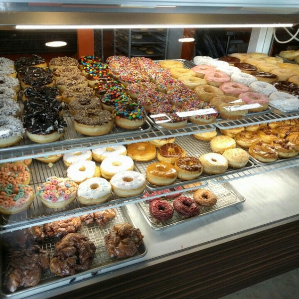 Foto scattata a Sugar Shack Donuts &amp; Coffee da Greg F. il 5/14/2016