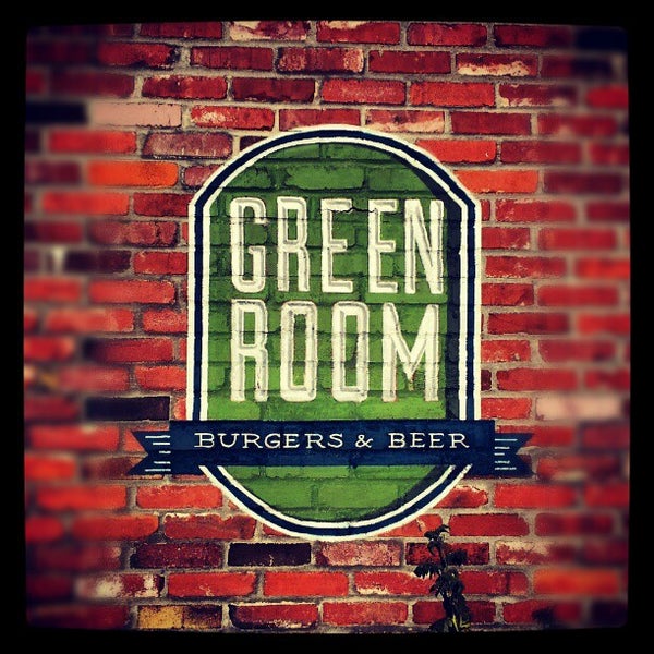 Снимок сделан в Green Room Burgers &amp; Beer пользователем Van Z. 10/15/2012