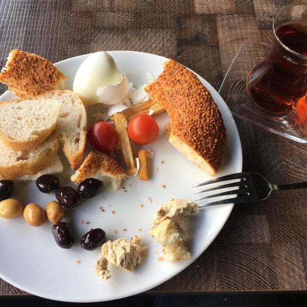 Photo taken at Garden Cafe &amp; Lounge by Günlük Kiralık Daireler C. on 9/30/2018
