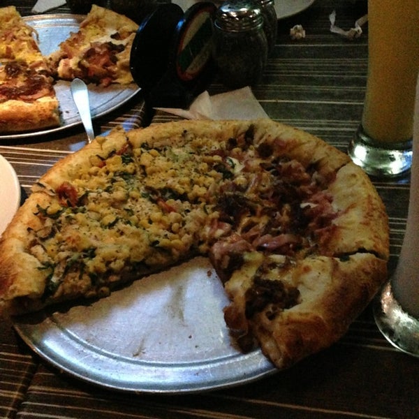12/24/2012 tarihinde Brianith A.ziyaretçi tarafından Salvator&#39;s Pizza'de çekilen fotoğraf