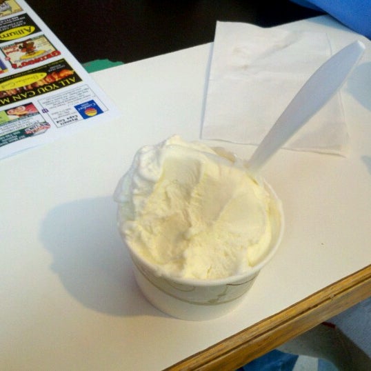 รูปภาพถ่ายที่ Katie&#39;s Homemade Ice Cream โดย Madeline A. เมื่อ 10/3/2012