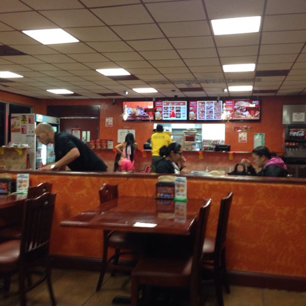 Снимок сделан в Junior Colombian Burger - South Trail Circle пользователем Shawn F. 9/27/2014