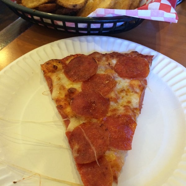 Das Foto wurde bei Shakey&#39;s Pizza Parlor von Frank R. am 7/7/2014 aufgenommen
