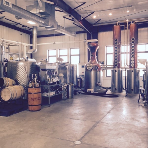 5/16/2015 tarihinde Scott K.ziyaretçi tarafından Mississippi River Distilling Company &amp; Cody Road Cocktail House'de çekilen fotoğraf