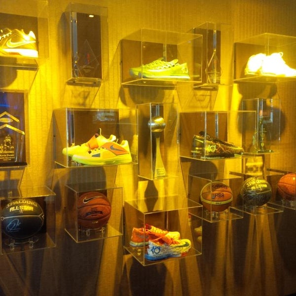 Photo taken at KD&#39;s Kevin Durant&#39;s Restaurant by Richard R. on 4/3/2015