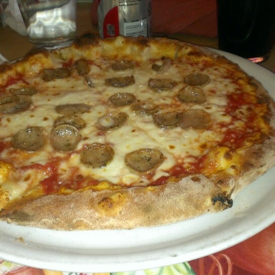 5/5/2013 tarihinde Matt K.ziyaretçi tarafından Pizzeria Rustica'de çekilen fotoğraf