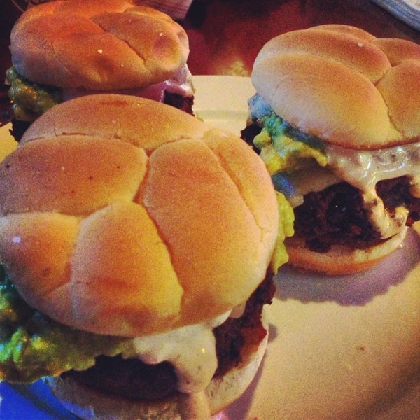 รูปภาพถ่ายที่ Kickstand Burgers -n- Bar โดย Susan M. เมื่อ 4/25/2013