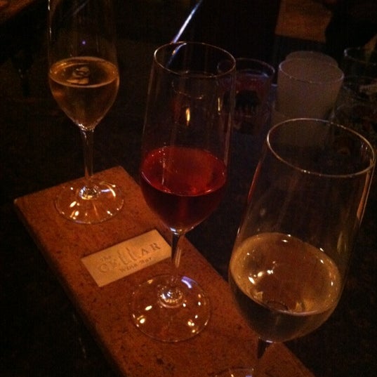 Foto tomada en The Cellar Wine Bar  por Lalie F. el 12/8/2012