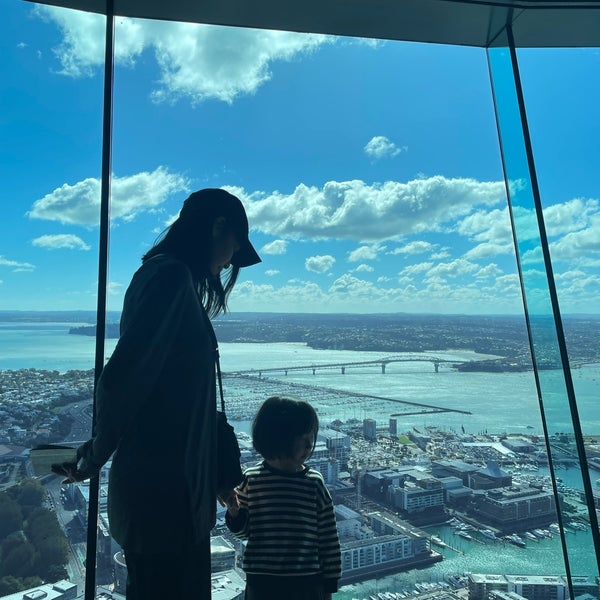 Foto diambil di Sky Tower oleh Peggy A. C. pada 3/29/2023