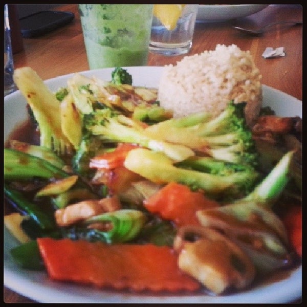 Das Foto wurde bei Sipz Vegetarian Fusion Café von Kyle W. am 3/10/2014 aufgenommen