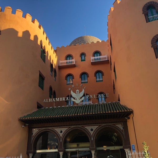 Снимок сделан в Hotel Alhambra Palace пользователем HY K. 7/5/2018