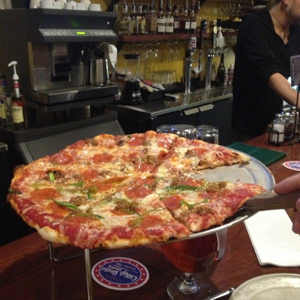 2/6/2013にJasmine B.がRight Coast Pizzaで撮った写真