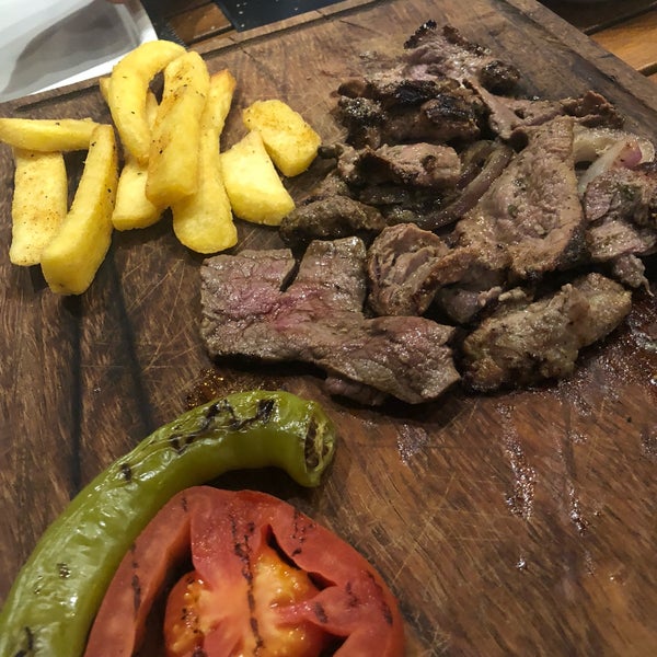 Foto diambil di Ramazan Bingöl Köfte &amp; Steak oleh Fth .. pada 11/1/2018