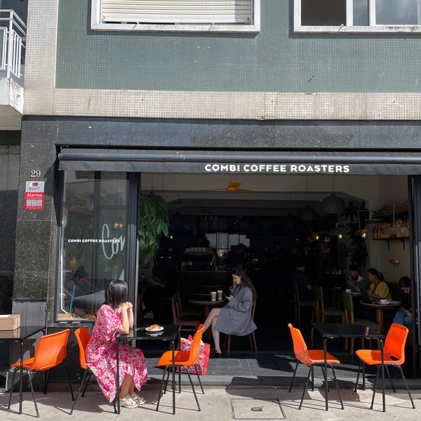 Foto tirada no(a) Combi Coffee Co. por S em 6/20/2022