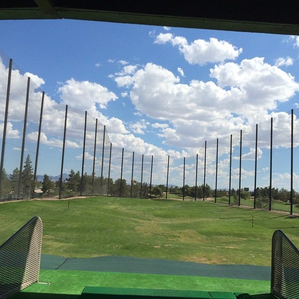 Foto scattata a Desert Pines Golf Club and Driving Range da Johnny W. il 8/9/2014