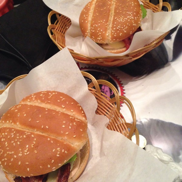 Foto scattata a Cadillac Burgers da Katerina X. il 3/28/2015