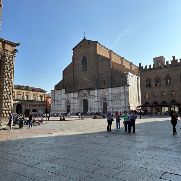 Foto diambil di Piazza Maggiore oleh Radek C. pada 10/25/2022