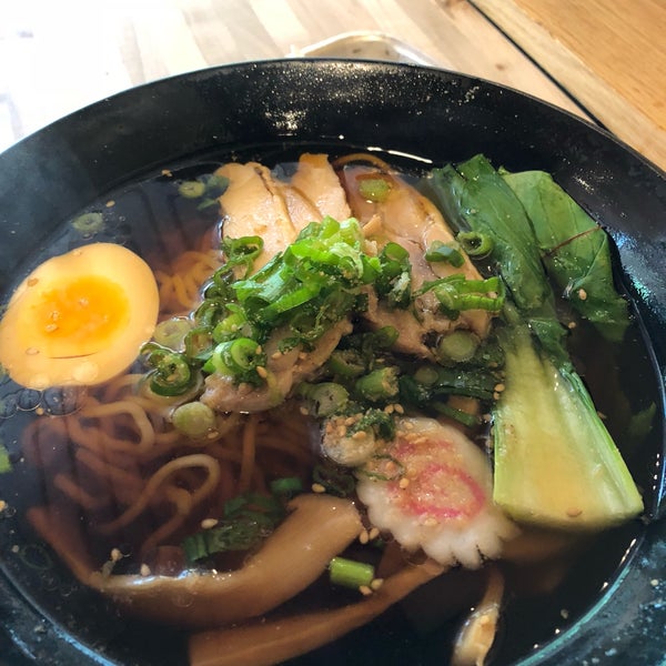 Das Foto wurde bei Ni-Kome Sushi And Ramen von Bugi L. am 4/12/2018 aufgenommen
