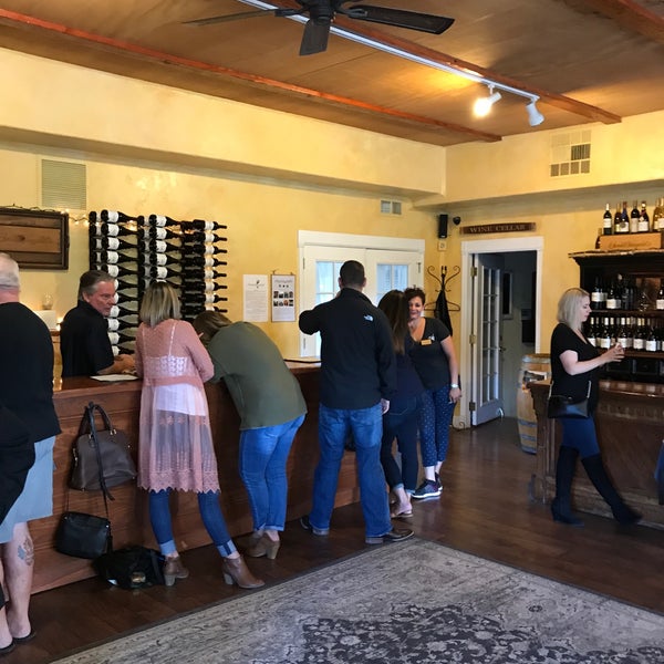 Photo taken at Sarah&#39;s Vineyard Wine Tasting and Wine Shop by Mike G. on 6/11/2017