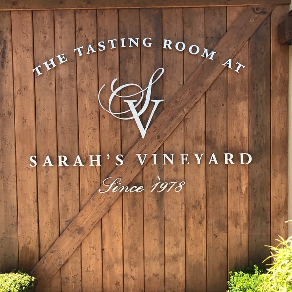 Photo taken at Sarah&#39;s Vineyard Wine Tasting and Wine Shop by Mike G. on 6/4/2017