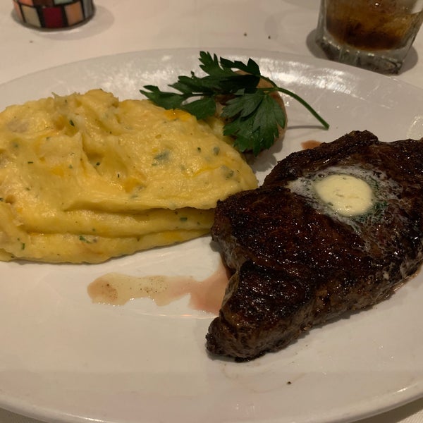Foto tirada no(a) 5th Street Steakhouse por Mike G. em 7/28/2019