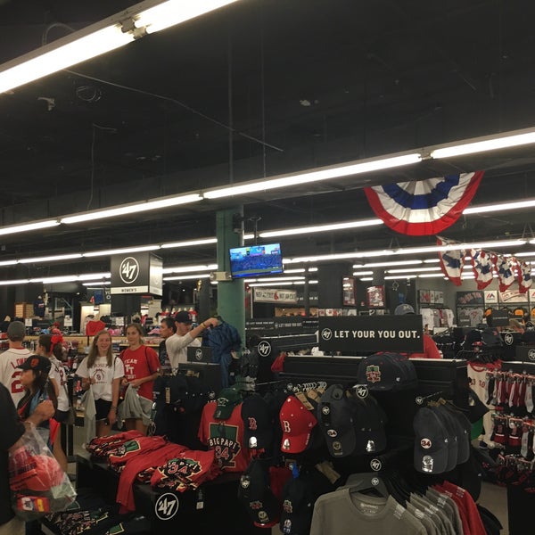 Foto scattata a Red Sox Team Store da Mike G. il 7/20/2016