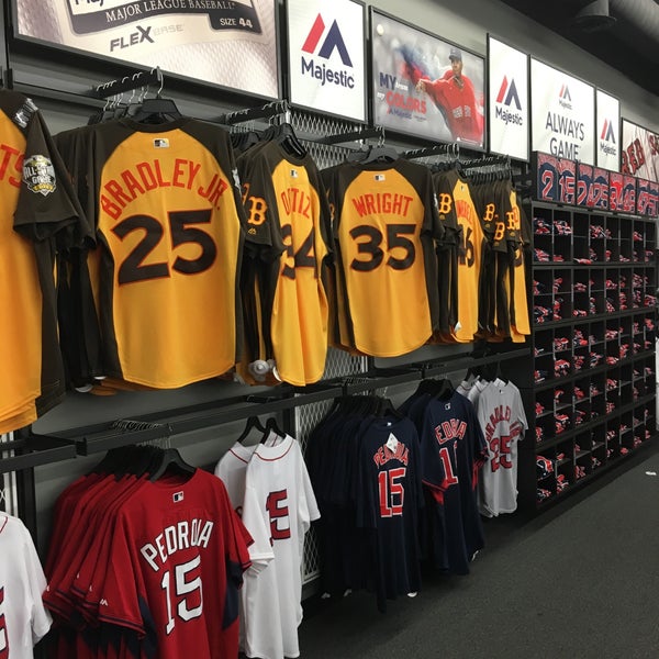 Das Foto wurde bei Red Sox Team Store von Mike G. am 7/20/2016 aufgenommen