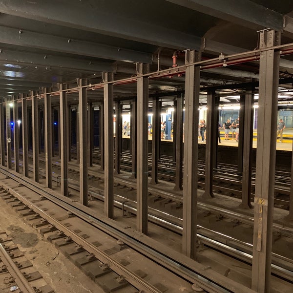รูปภาพถ่ายที่ MTA Subway - 50th St (C/E) โดย Mike G. เมื่อ 6/29/2019