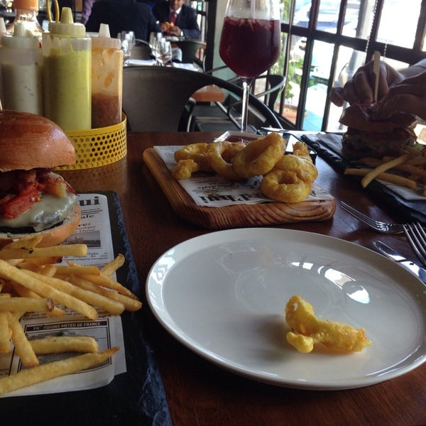 8/8/2014にMaria T. MejiaがMax Fifty Burger &amp; Barで撮った写真