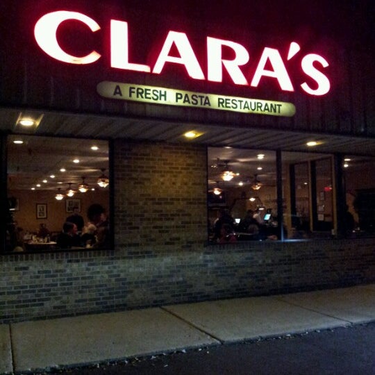 รูปภาพถ่ายที่ Clara&#39;s โดย Shelby W. เมื่อ 11/22/2012