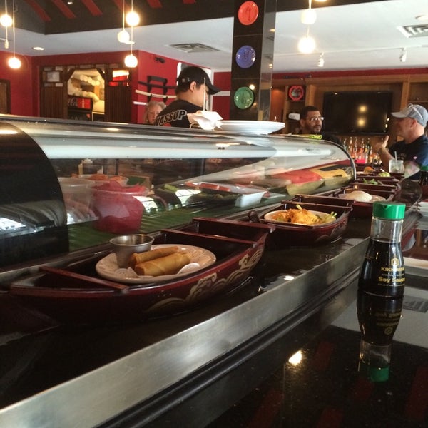 Снимок сделан в Ninja Spinning Sushi Bar пользователем Jonathan S. 4/10/2014
