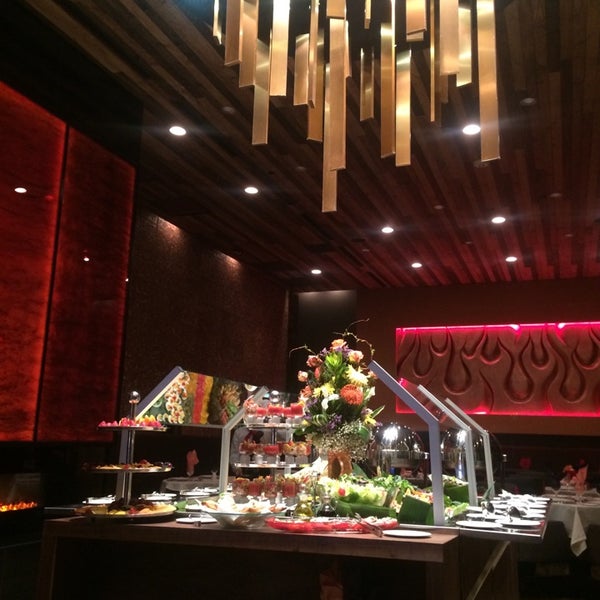 4/22/2014 tarihinde Uyen N.ziyaretçi tarafından Facón Brazilian Steakhouse'de çekilen fotoğraf