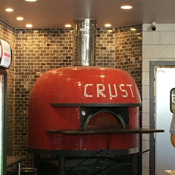 Photo prise au Crust Pizzeria Napoletana par Christie F. le4/3/2016