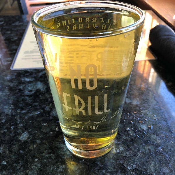 Foto diambil di No Frill Bar and Grill oleh Bobby pada 5/9/2018