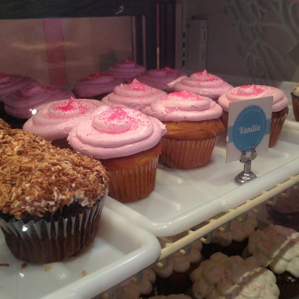 9/23/2013にErin C.がColossal Cupcakesで撮った写真