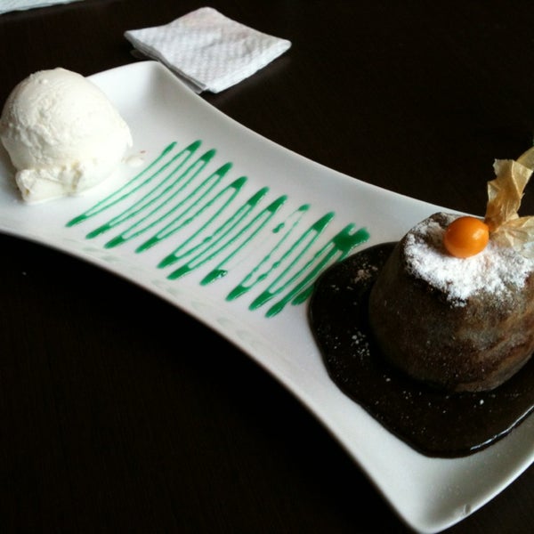 El postre volcán de chocolate acompañado del helado de vainilla, notable...