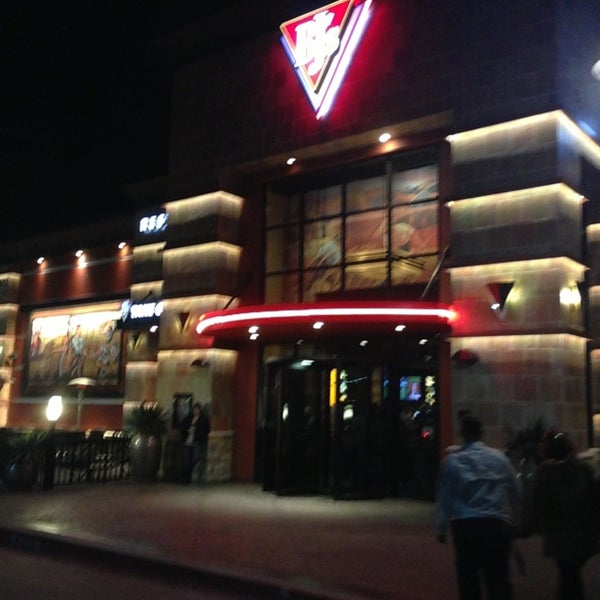 Photo taken at BJ&#39;s Restaurant &amp; Brewhouse by Johny H. on 1/19/2013