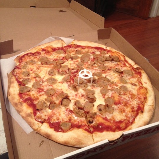 10/29/2012에 Kevin C.님이 Tony Oravio Pizza에서 찍은 사진
