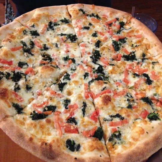 12/18/2012にChris F.がNYPD Pizzaで撮った写真