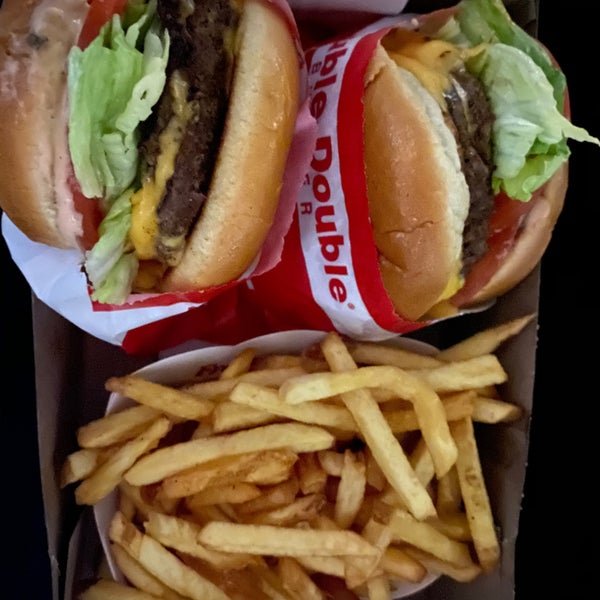 Photo taken at In-N-Out Burger by melleemel on 7/26/2020