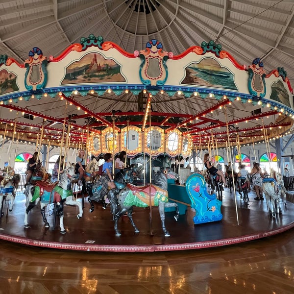 Foto scattata a Santa Monica Pier Carousel da melleemel il 9/17/2022